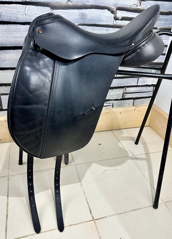 17” MN Albion SL Dressage Saddle - Black
