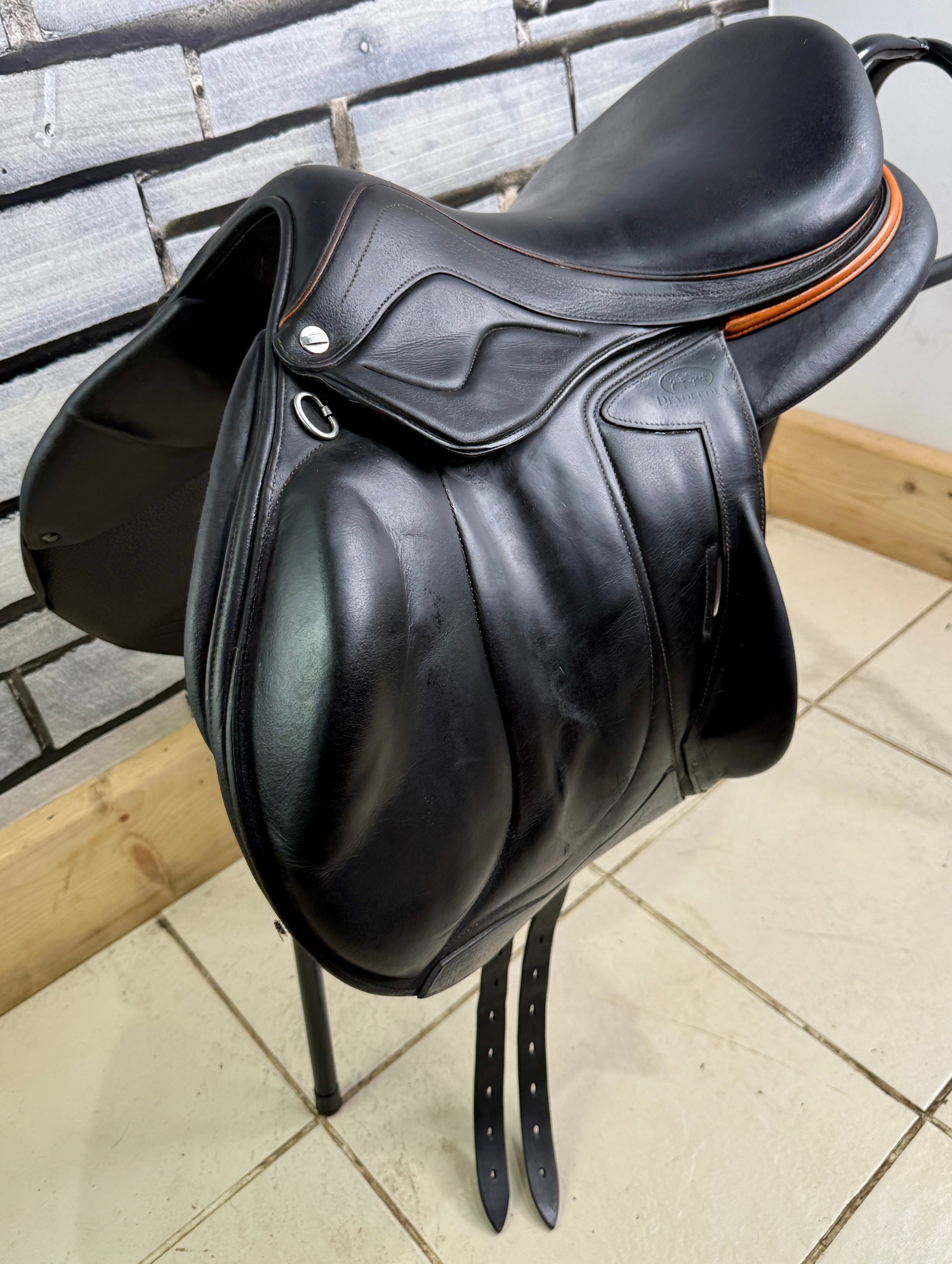  17 1/2” Medium-MW Devoucoux Chiberta Lab Monoflap Jump Saddle - Black/Orange