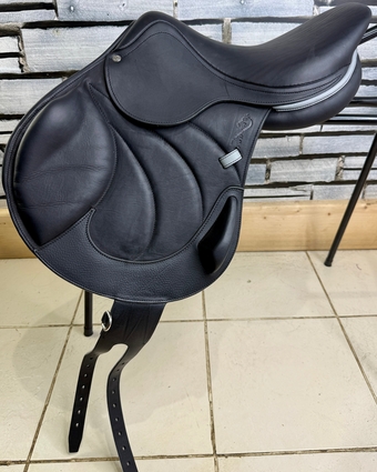 16 1/2” MW Antares Connexion Monoflap Pony Jump Saddle - Black - Medium Wide