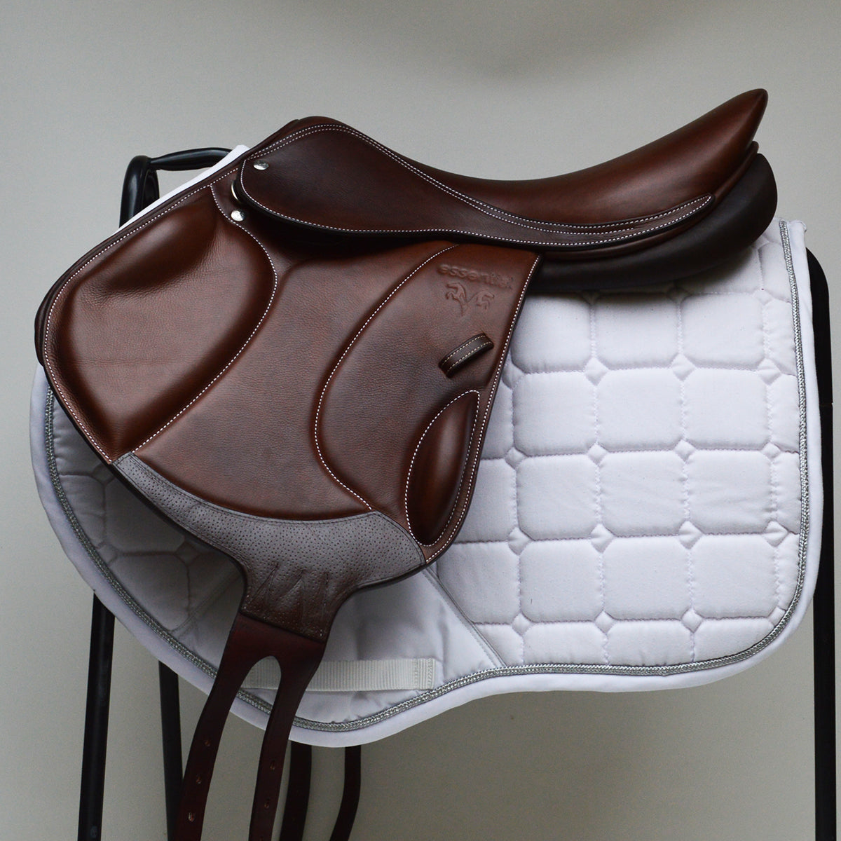 Voltaire Essentials Monoflap Jump saddle, 18" M, Brown, Adjustable (SKU342)
