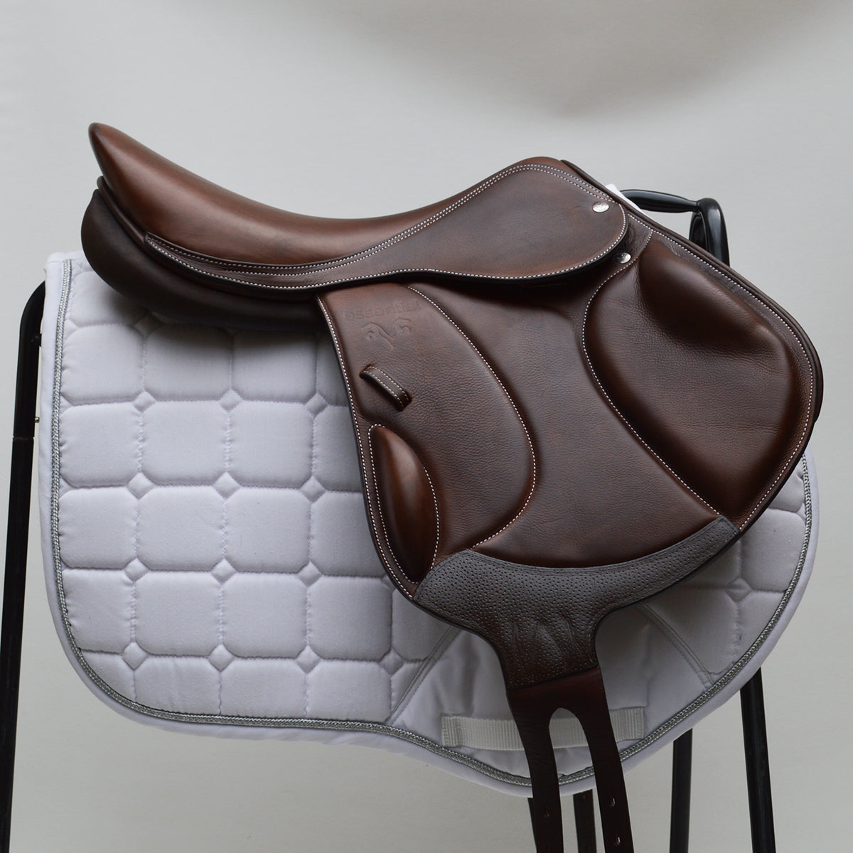  Voltaire Essentials Monoflap Jump saddle, 18" M, Brown, Adjustable (SKU342)