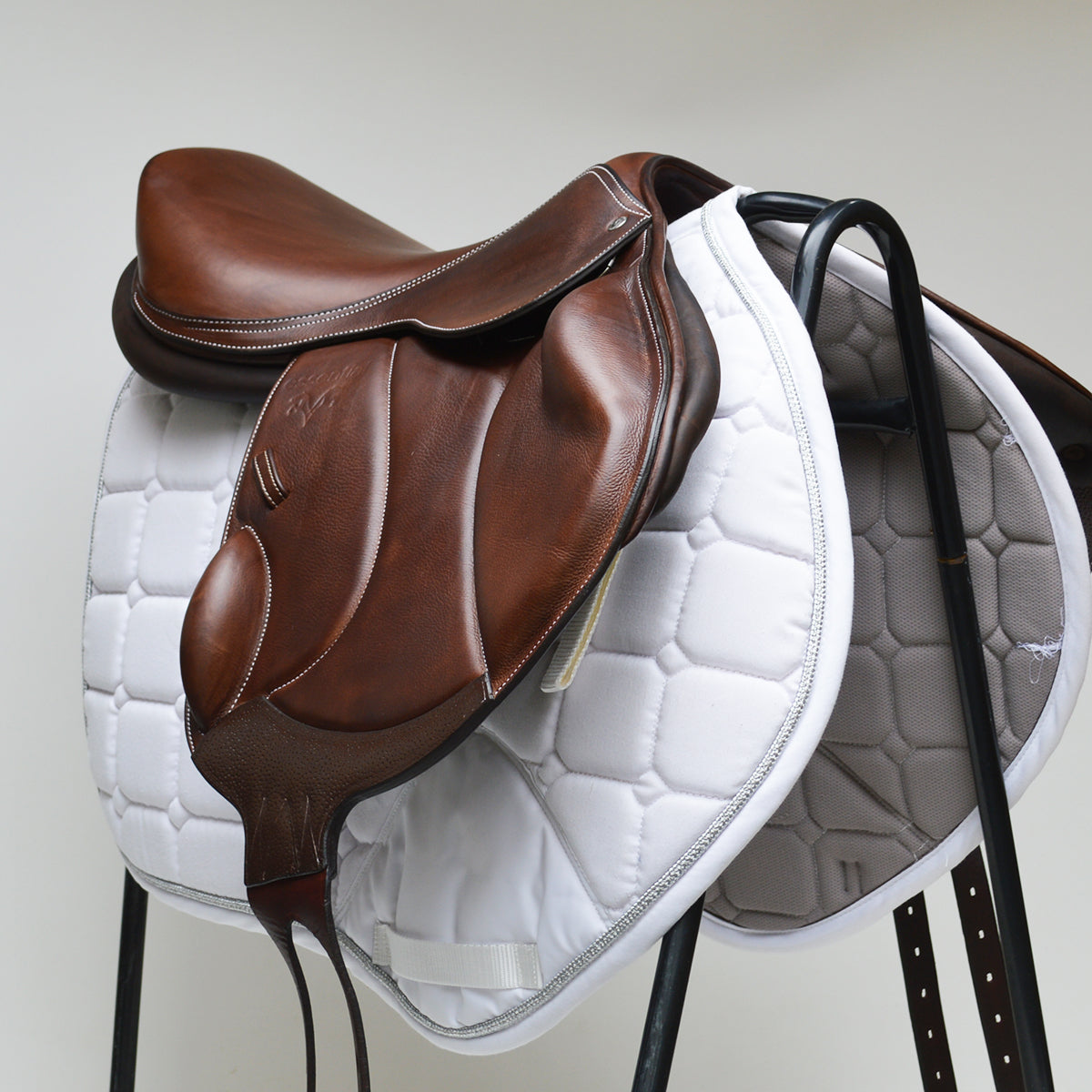 Voltaire Essentials Monoflap Jump saddle, 18" M, Brown, Adjustable (SKU342) - Jump/Event Saddles 