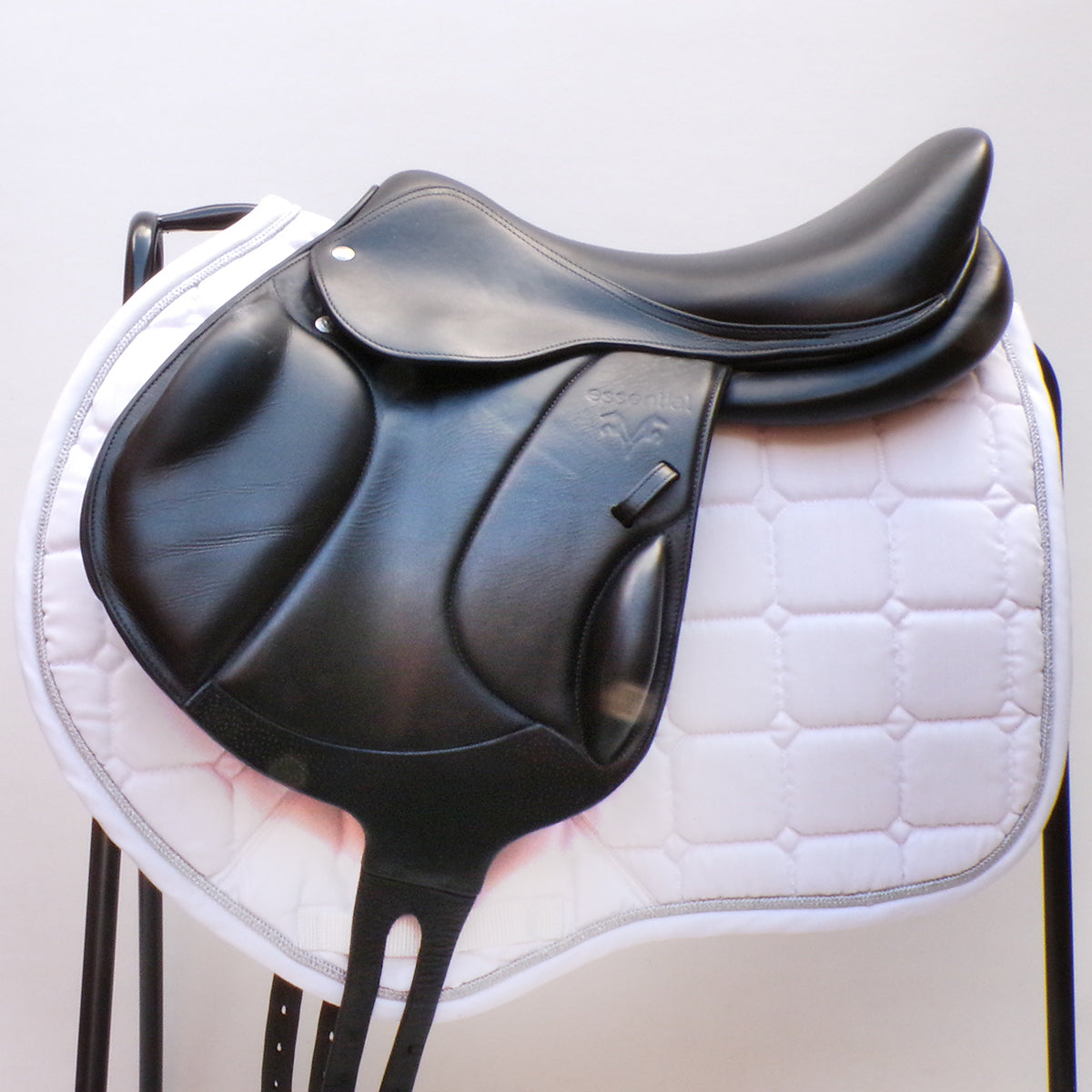 Voltaire Essentials Monoflap Jump saddle, 17" S Black, Adjustable (SKU346)