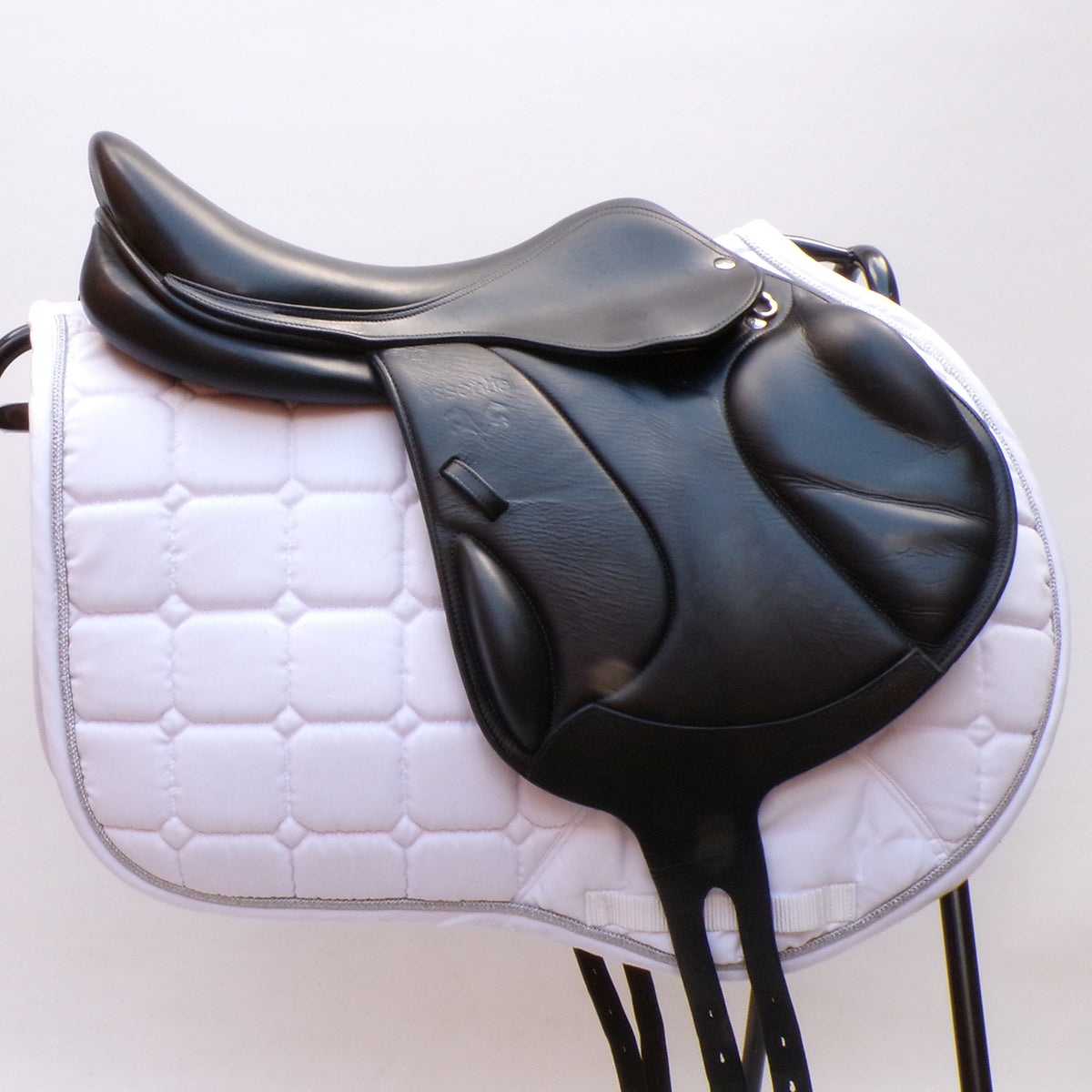  Voltaire Essentials Monoflap Jump saddle, 17" S Black, Adjustable (SKU346)