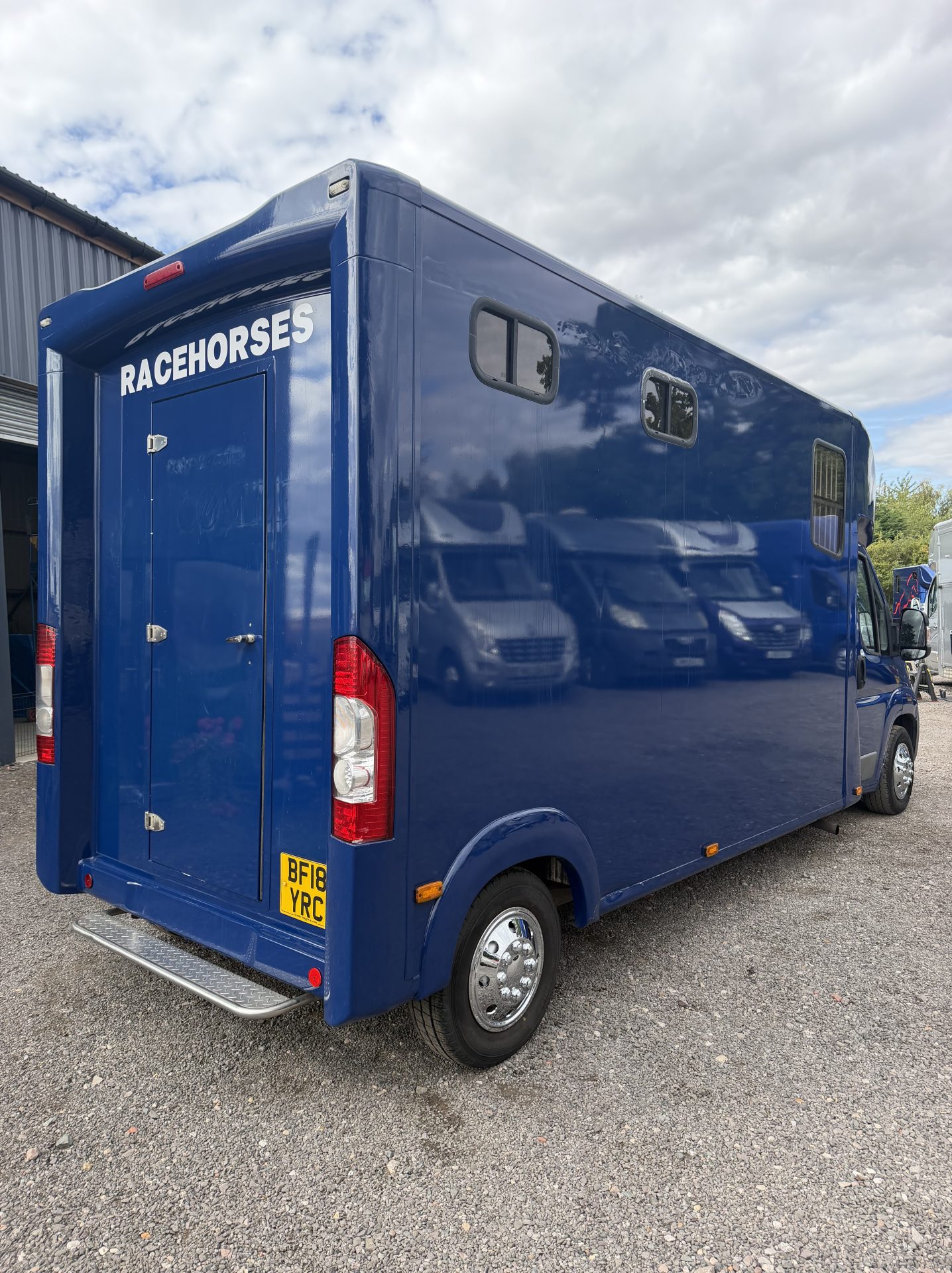Horseboxes Up to 3.5 Tonnes - Maneline   Horsebox in 