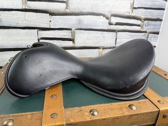Size 1/17” Wow Saddle Seat /Tree Only - Black - with Size 2 Gullet