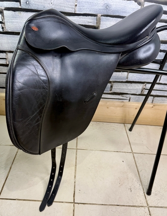 17 1/2” Wide-XW/Changeable Gullet Kent & Masters Dressage Saddle - Black