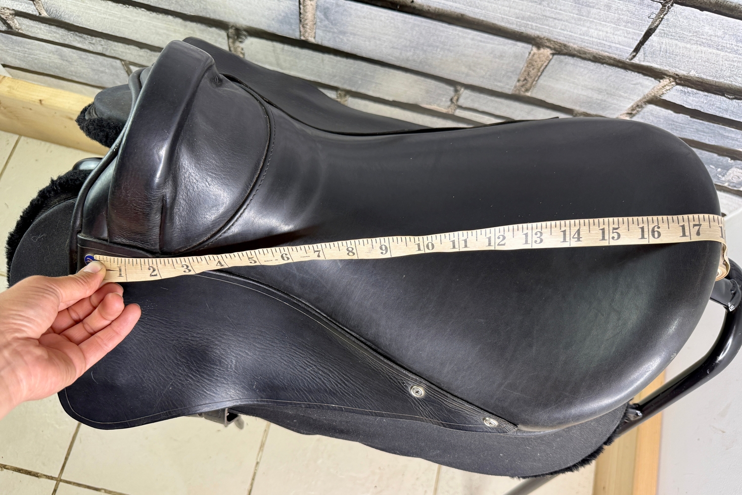  - 17” Wide Free & Easy Endurance/Floating Panel Saddle - Black in 
