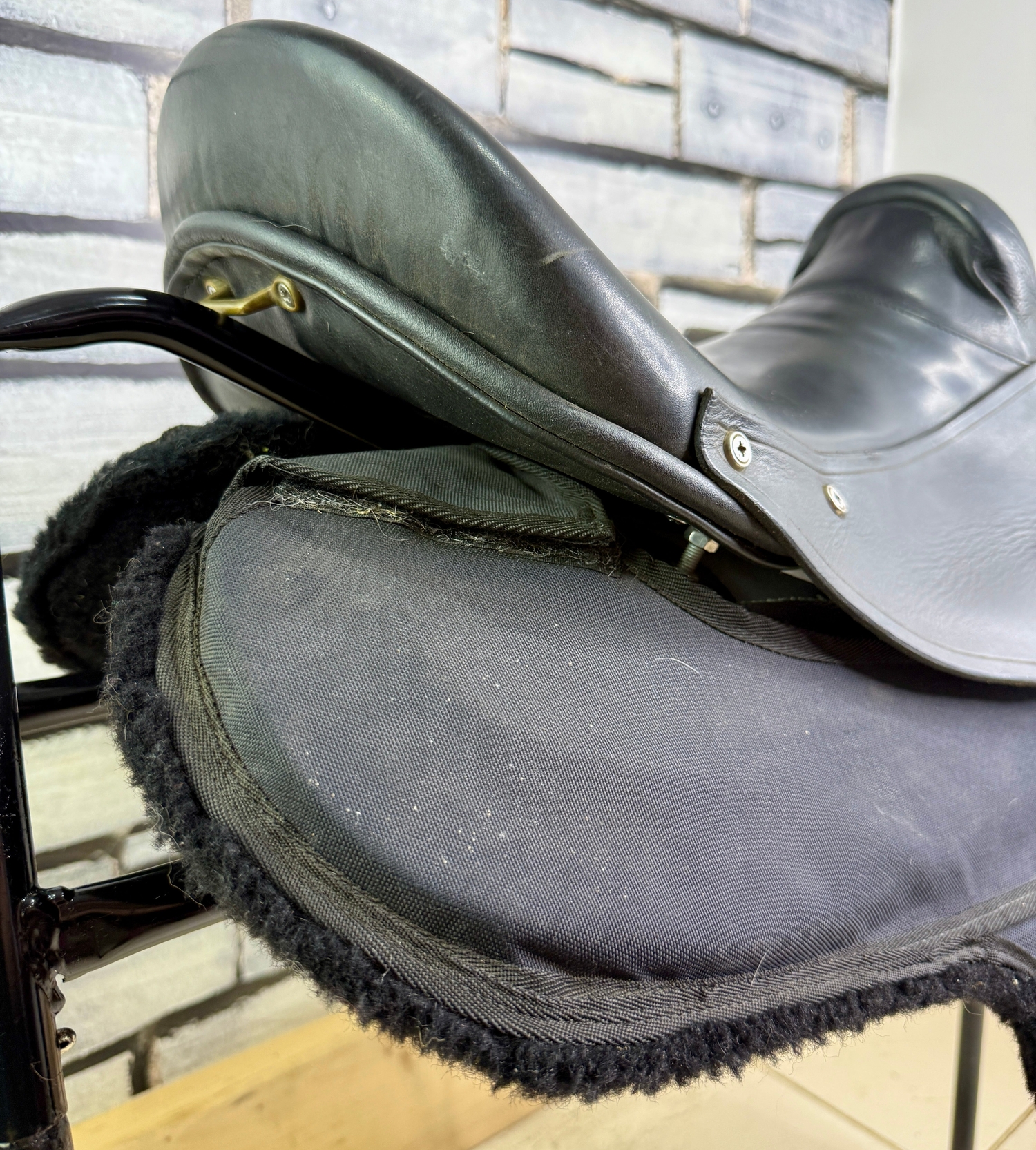  - 17” Wide Free & Easy Endurance/Floating Panel Saddle - Black