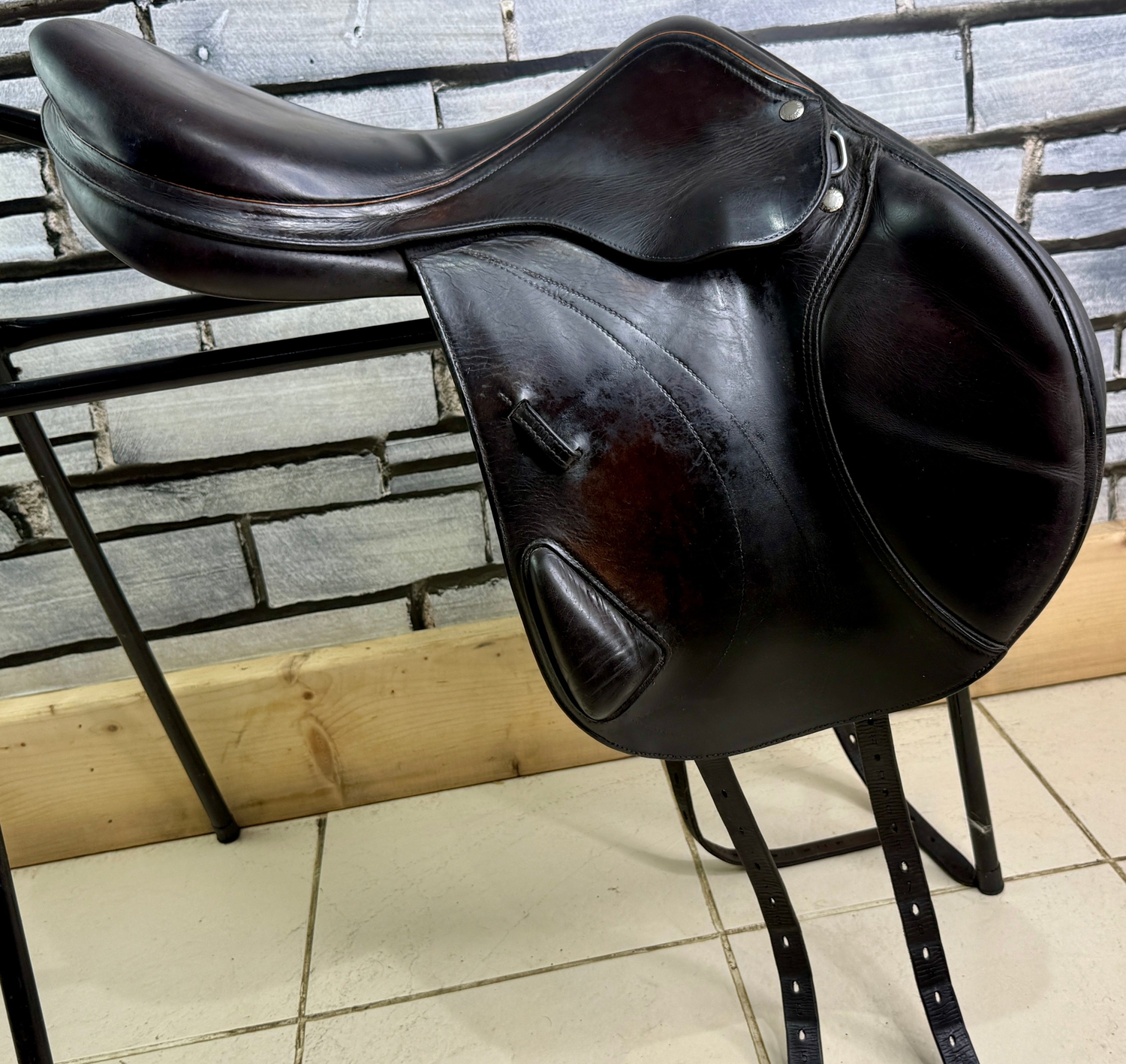  - 17” Medium - MW Equipe Expression Monoflap Jump Saddle - Brown in 