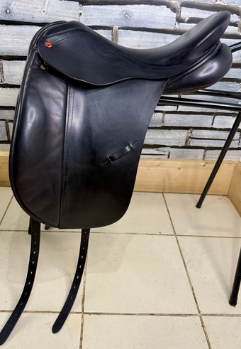 17 1/2” MW-Wide Albion Legend K2 Dressage Saddle - Black