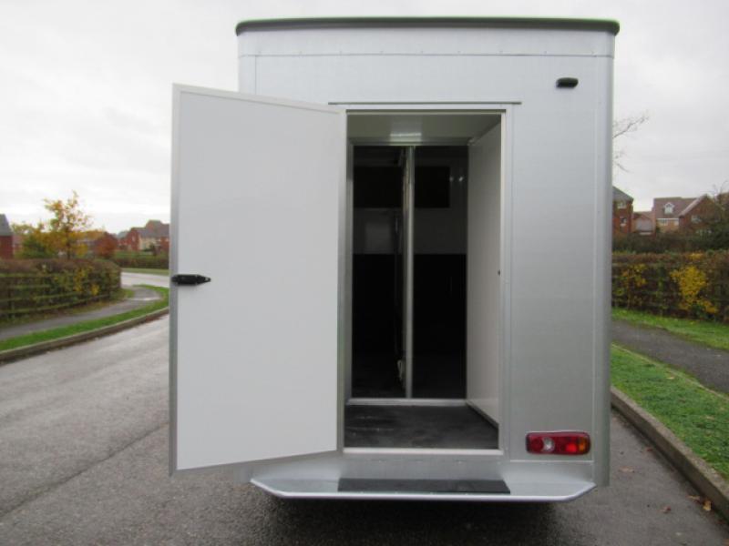 Horseboxes Up to 3.5 Tonnes - boxer Peugeot Horsebox in 