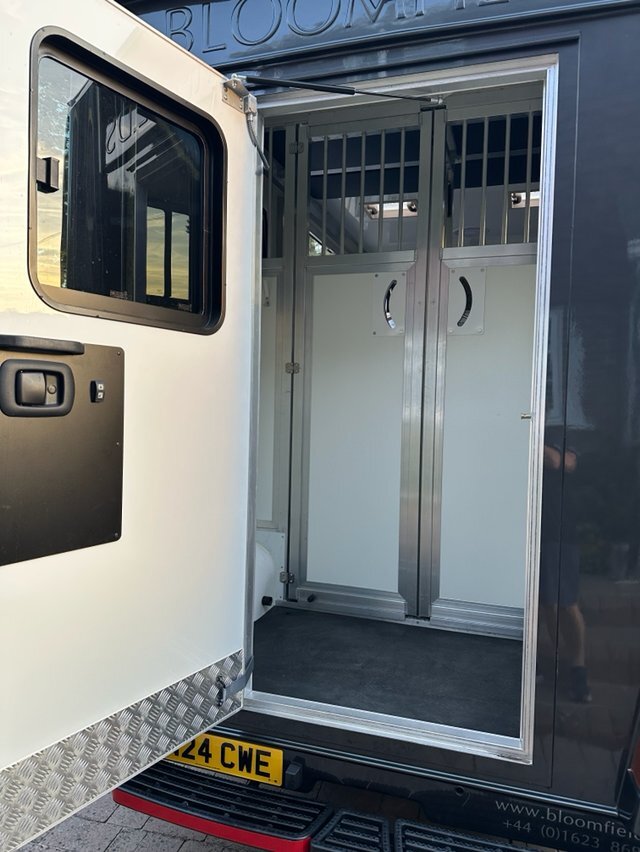 Horseboxes Up to 3.5 Tonnes - Bloomfields Professional Renault Trucks Horsebox