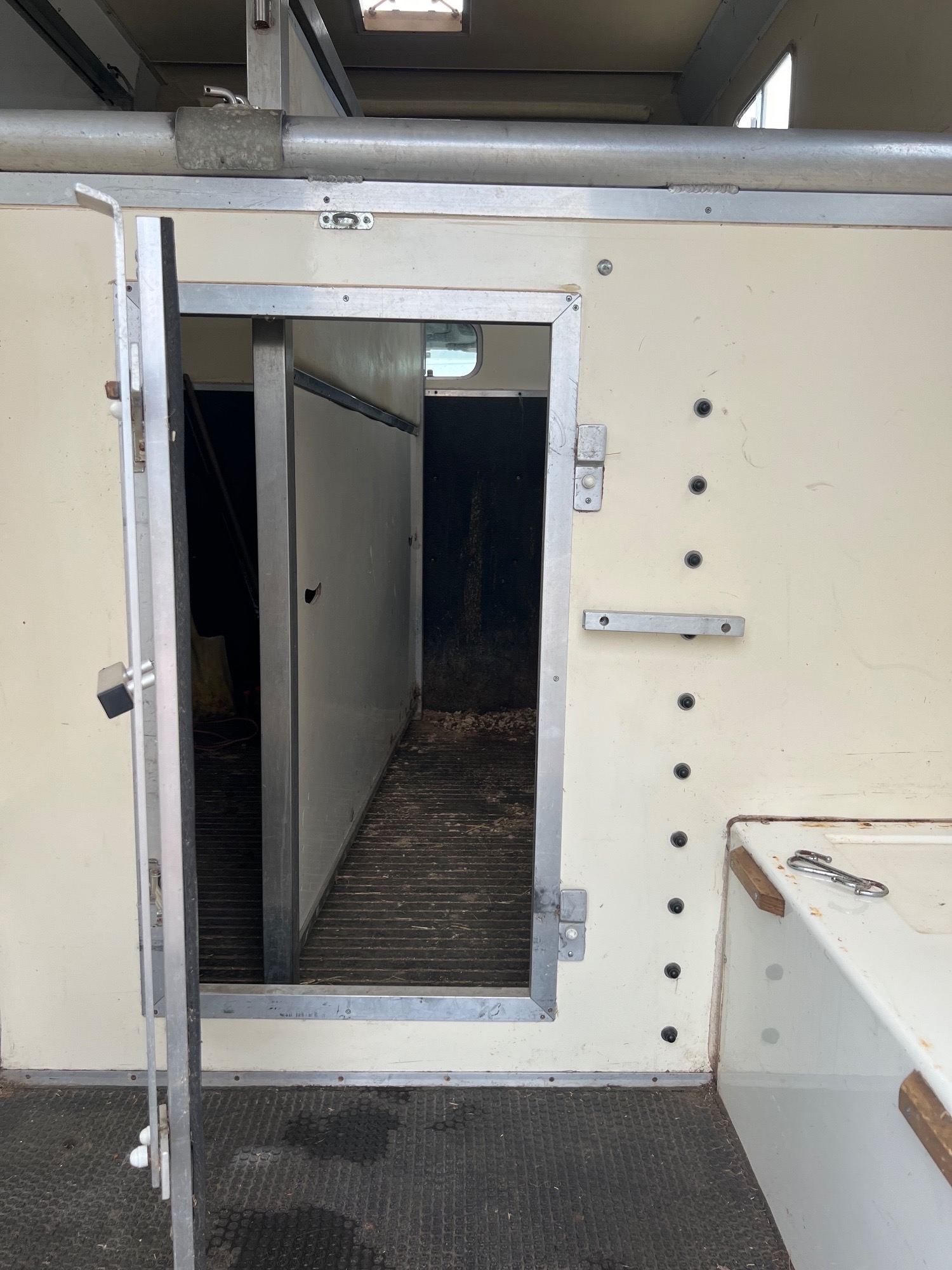 Horseboxes Up to 3.5 Tonnes - Marlborough Hunter Renault Horsebox in 