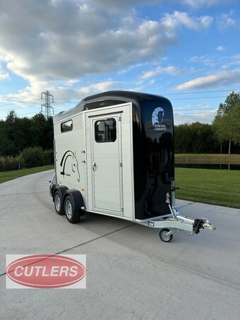 Cheval Liberte Touring Country With Saddle Room Horse Trailer