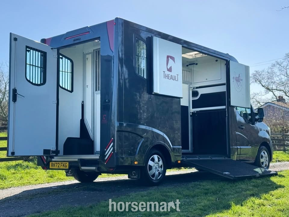 Theault Proteo Renault Horsebox in 