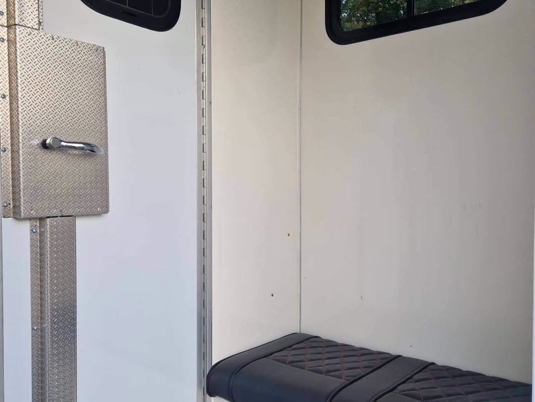 Horseboxes Up to 3.5 Tonnes - Topline  Renault Trucks Horsebox in 