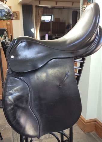 17" Eclipse black leather GP saddle