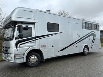 Mercedes-Benz Stalled for 5 - Smart living, No tack lockers intruding into horse area Horsebox
