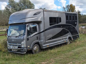 2010 Isuzu Forward Horsebox