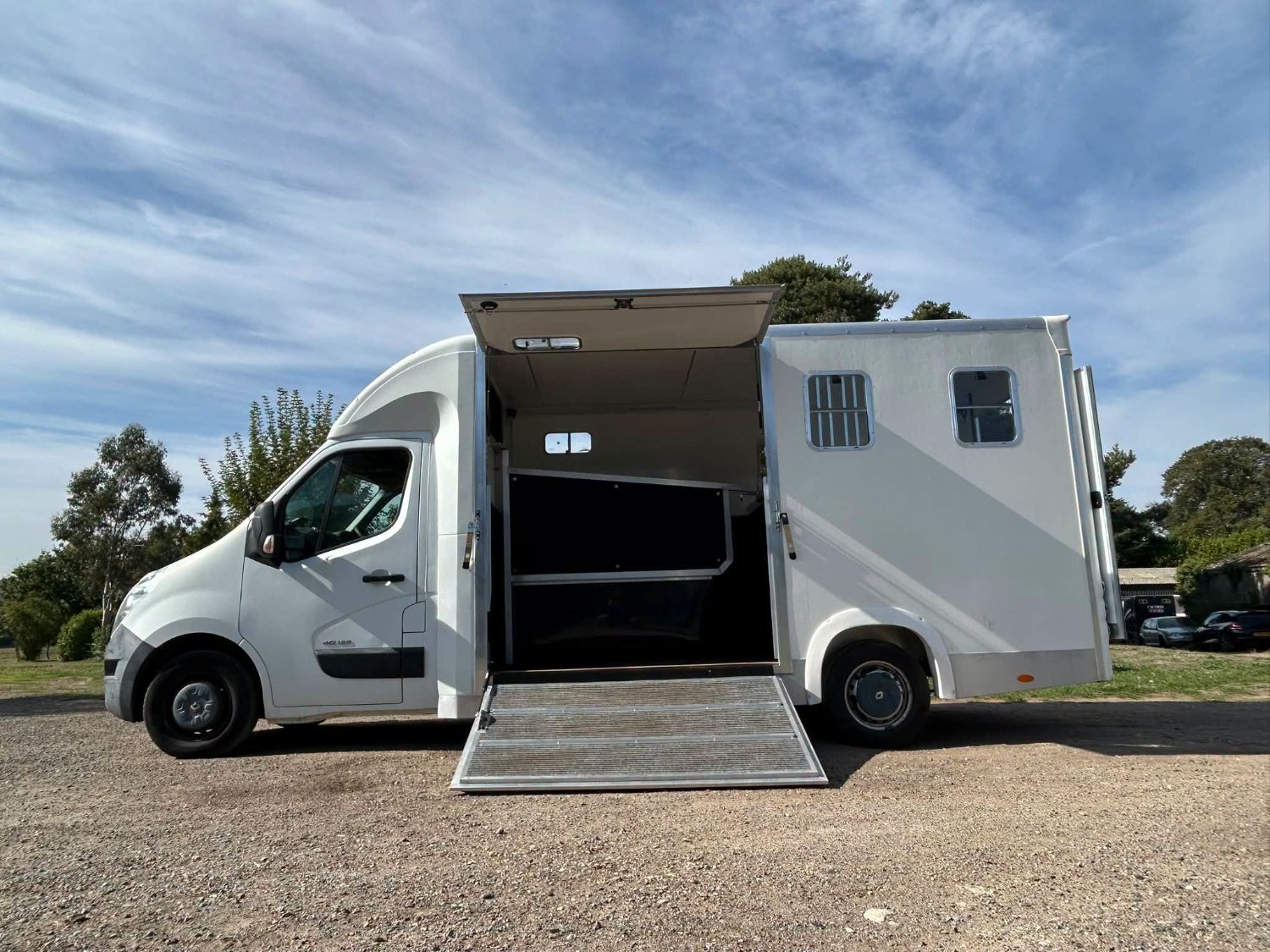Peper Harow Trophy Twin Renault Horsebox - Horseboxes 3.6-7.5 Tonnes