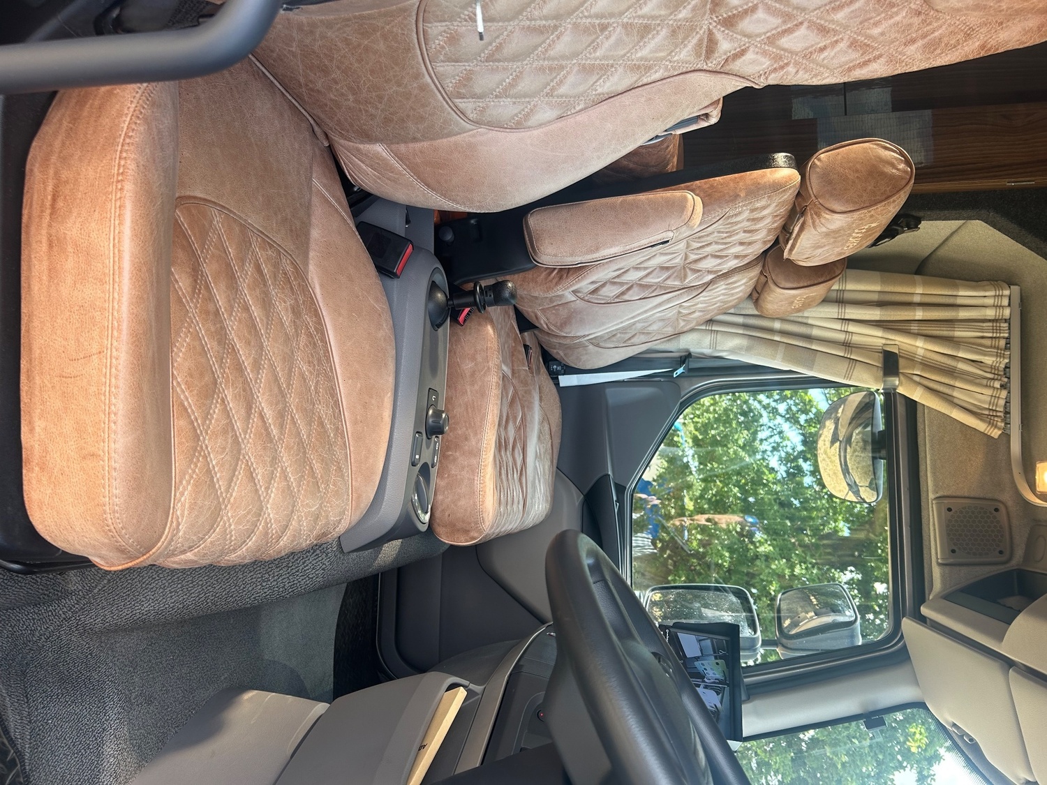 Cooke Platinum Daf Trucks Horsebox - Horseboxes 3.6-7.5 Tonnes in 