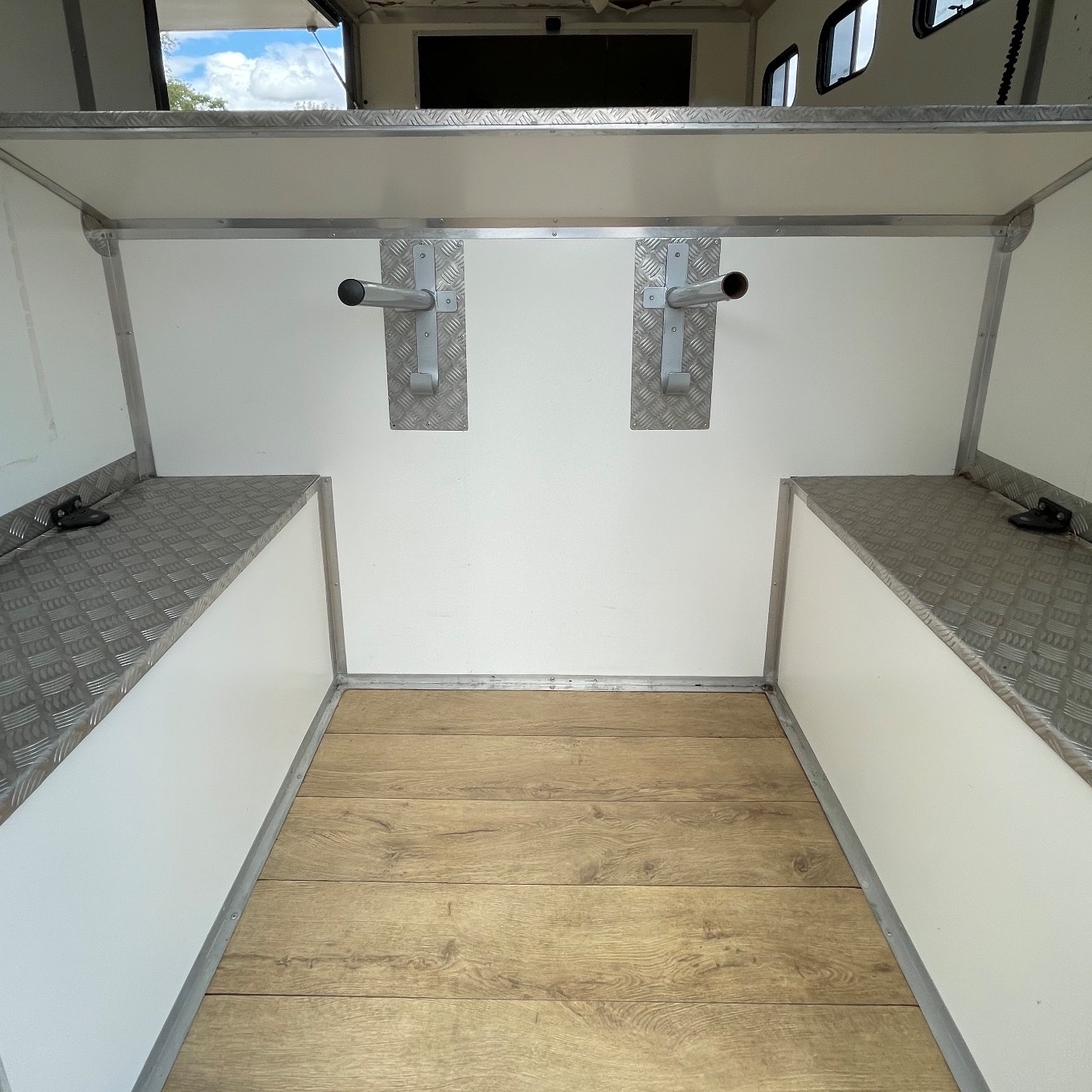 EdQuine EdQuine Renault Horsebox - Horseboxes Up to 3.5 Tonnes in 