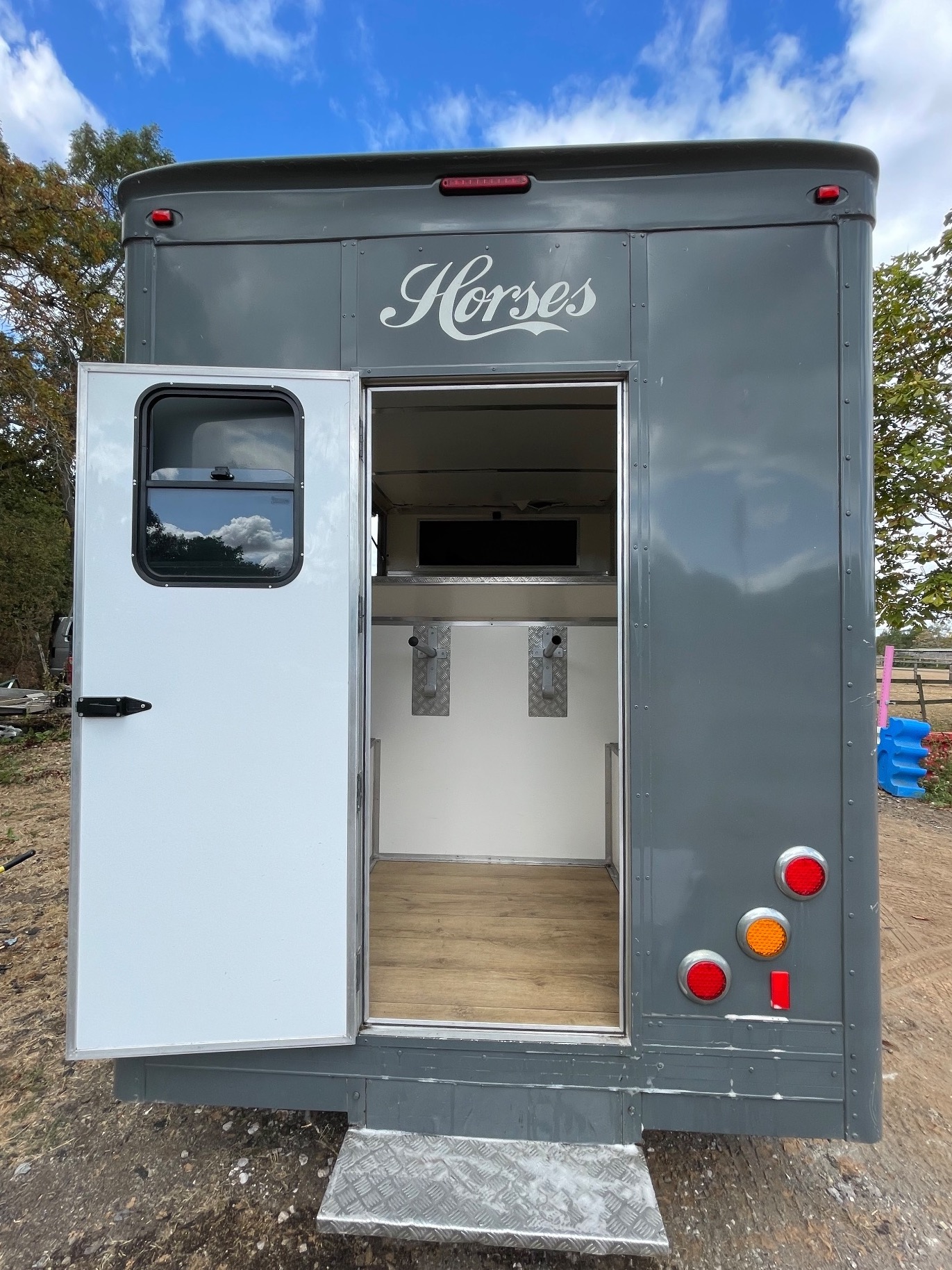 EdQuine EdQuine Renault Horsebox - Horseboxes Up to 3.5 Tonnes
