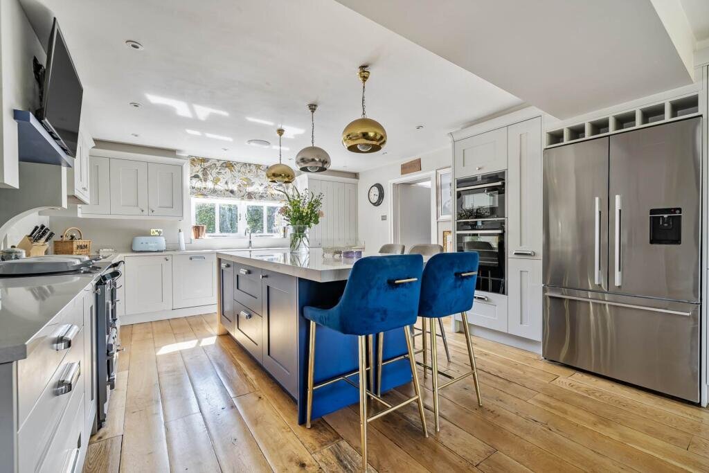 Country Properties - Country Property Property for sale in Binfield in 