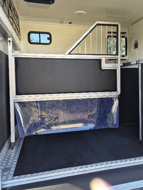 Topline  Citroen Horsebox - Horseboxes 3.6-7.5 Tonnes in 