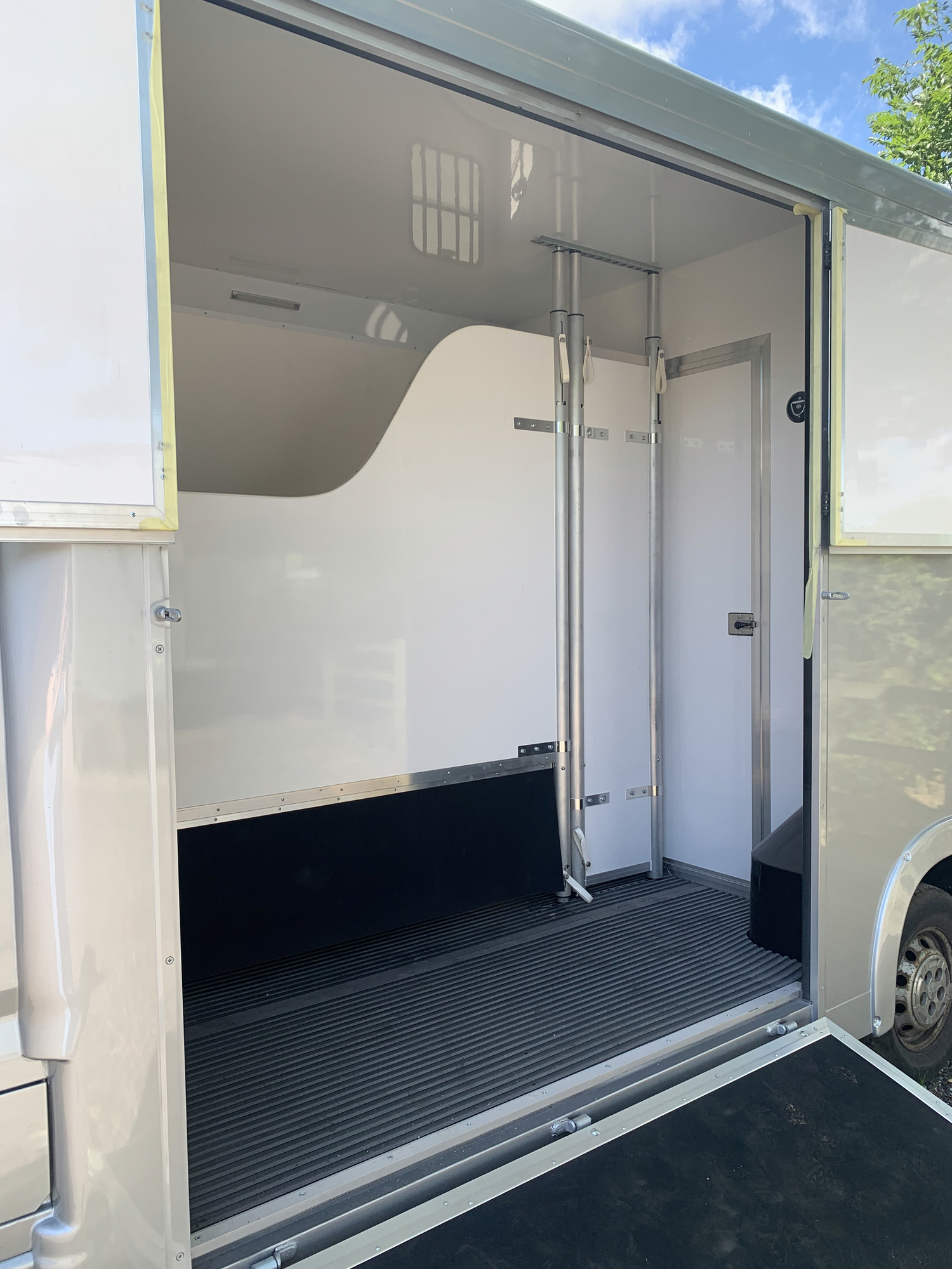 Select Hawk Peugeot Horsebox - Horseboxes Up to 3.5 Tonnes in 