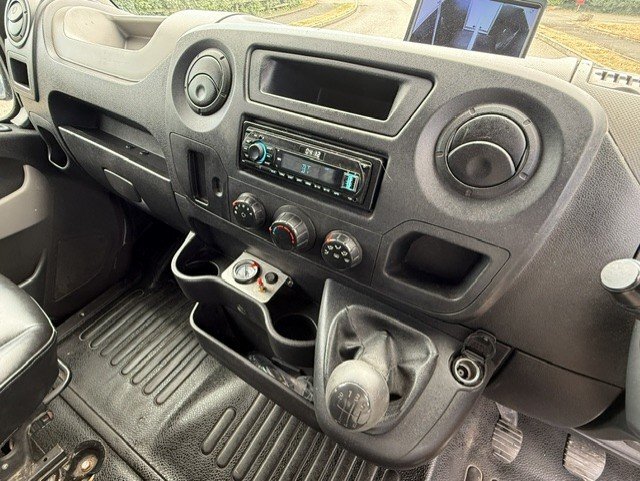 Midland Horseboxes Long Stall Pro Model Renault Master Crew Cab Horsebox - Horseboxes Up to 3.5 Tonnes in 