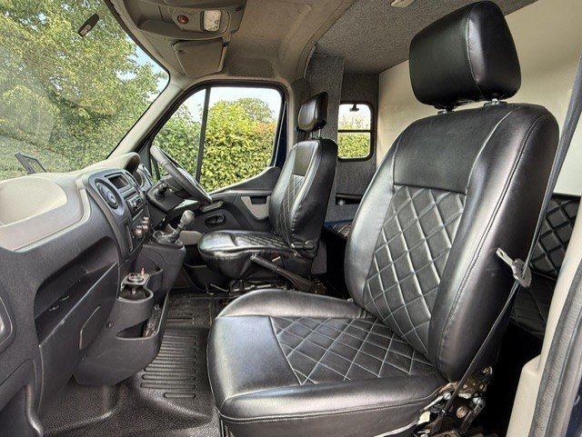 Midland Horseboxes Long Stall Pro Model Renault Master Crew Cab Horsebox 