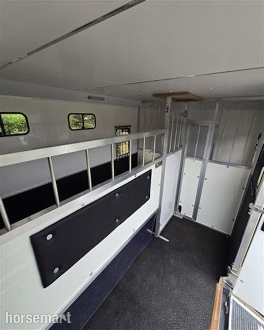 Horseboxes 3.6-7.5 Tonnes - Peper Harow  Vauxhall Horsebox in 