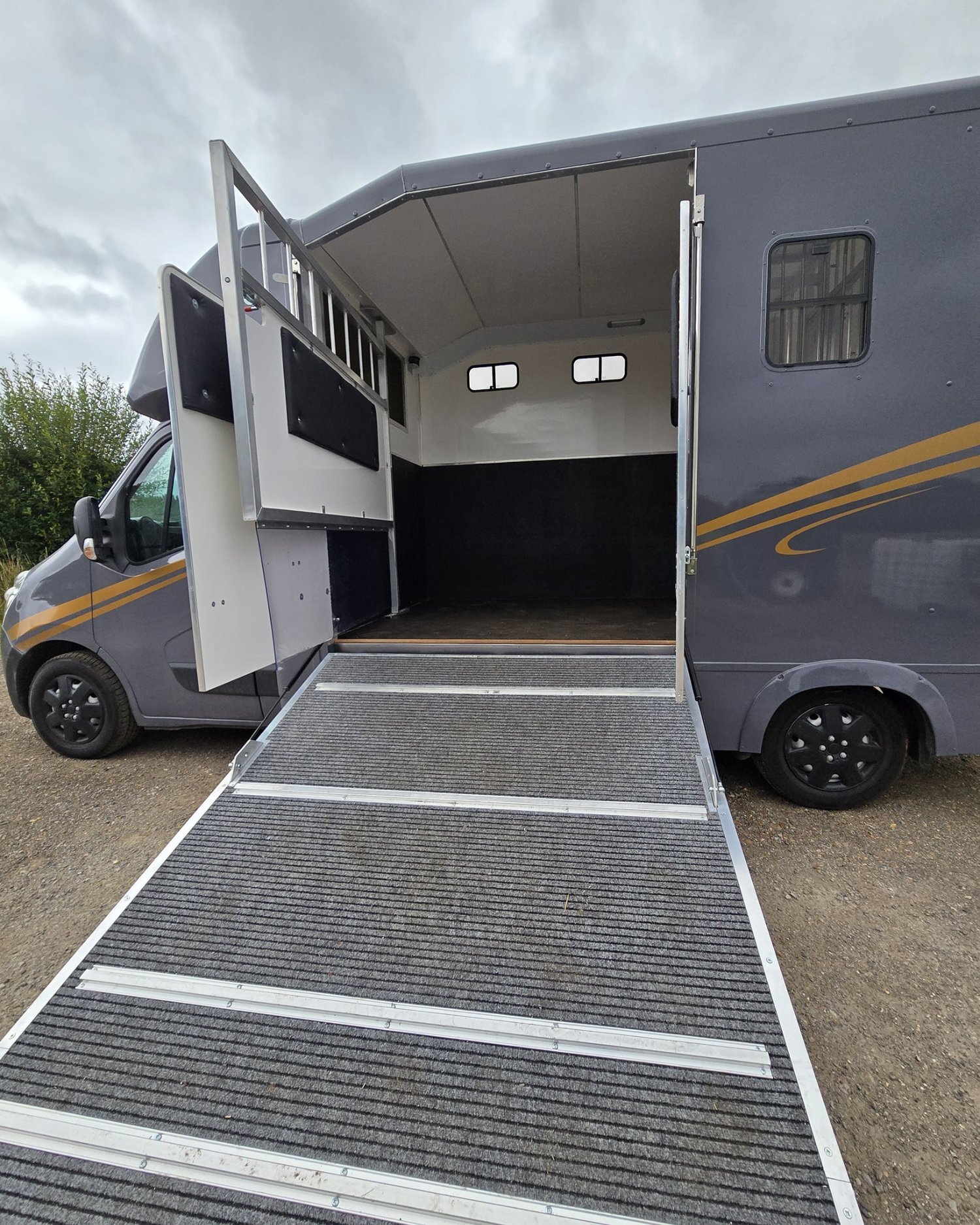 Peper Harow  Vauxhall Horsebox - Horseboxes 3.6-7.5 Tonnes