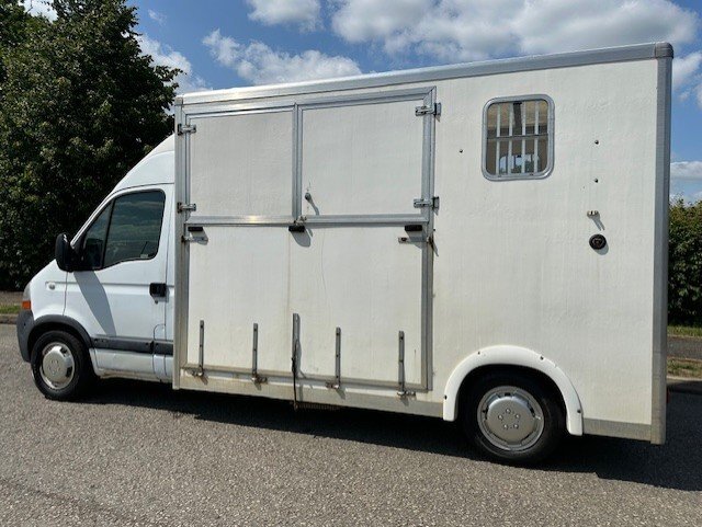 Horseboxes Up to 3.5 Tonnes - JMS  Renault Horsebox