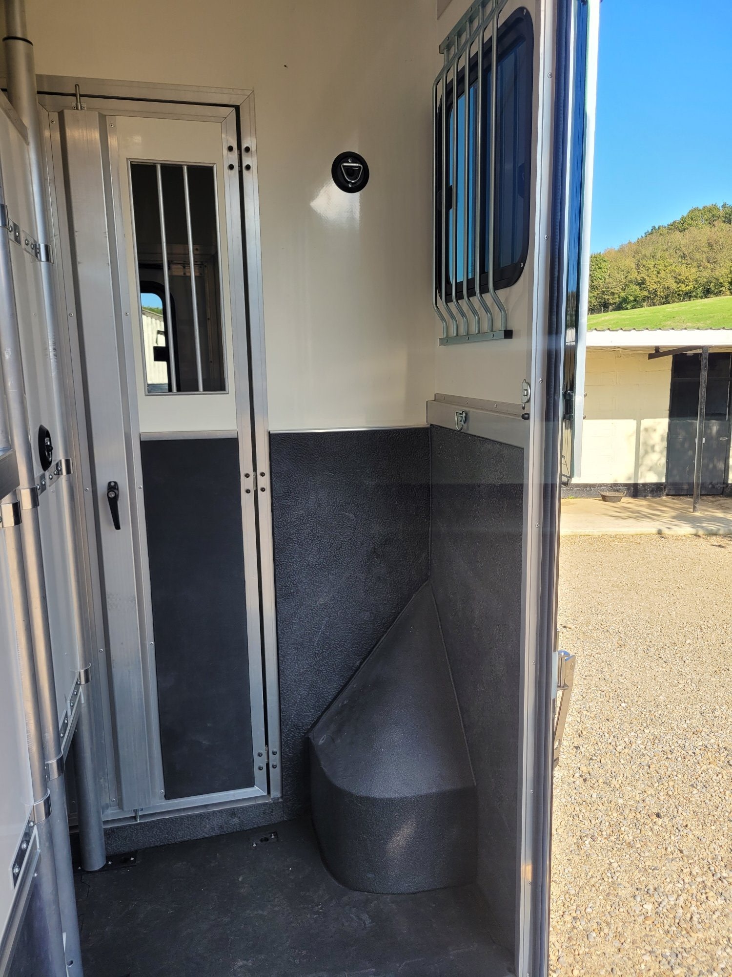 Hemingways  Longstall  Renault Trucks Horsebox - Horseboxes Up to 3.5 Tonnes in 