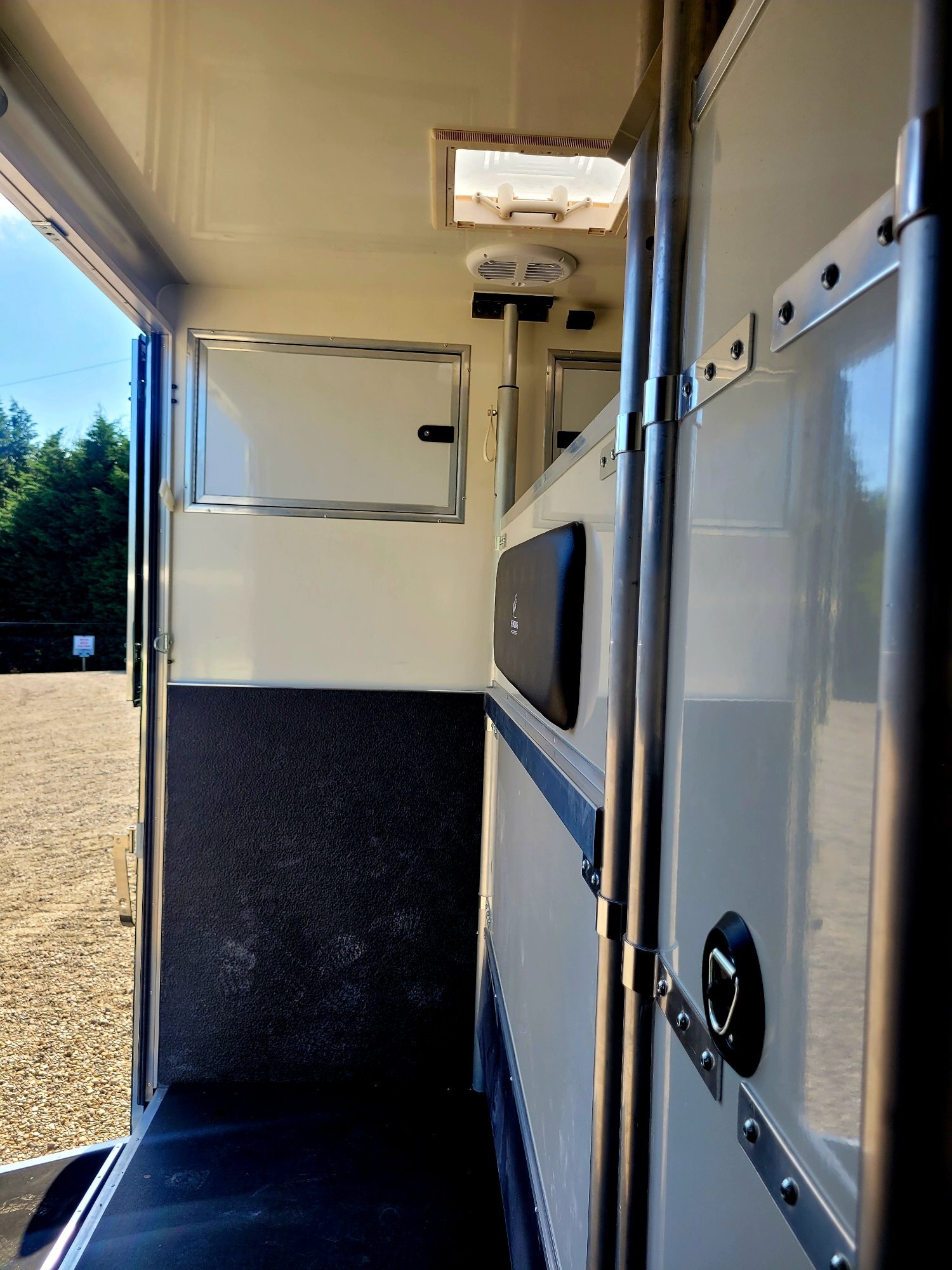 Horseboxes Up to 3.5 Tonnes - Hemingways  Longstall  Renault Trucks Horsebox