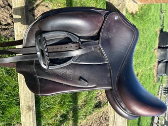 Nearly new, Voltaire 17” Brown Dressage Saddle