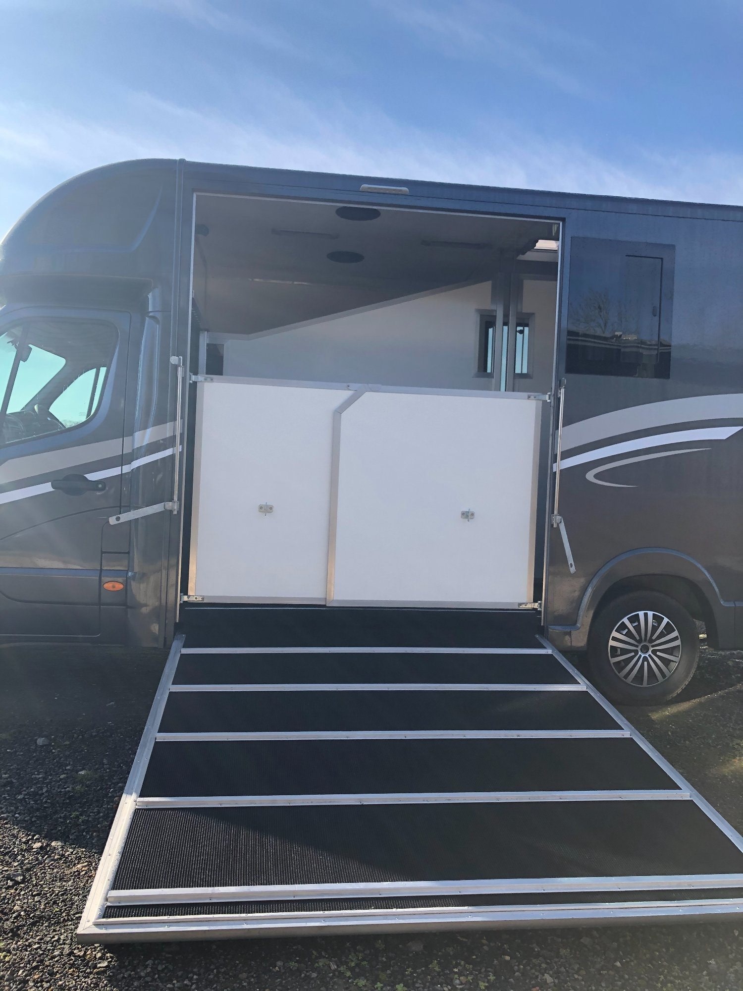 Horseboxes Up to 3.5 Tonnes - Prime 3.5 tonne Renault Trucks Horsebox