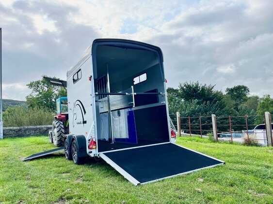  Cheval Liberte Touring XL Saddle Room  Horse Trailer