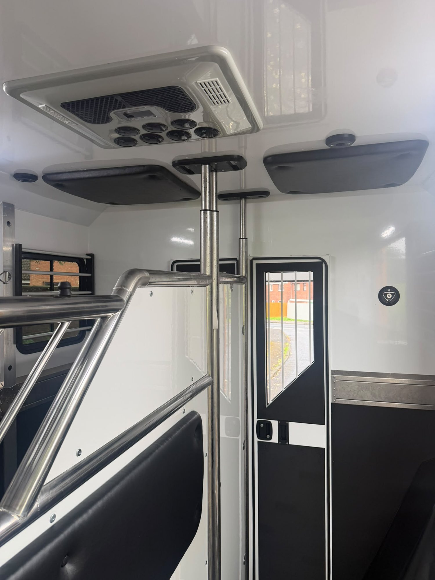 Horseboxes Up to 3.5 Tonnes - John Oates transporter professional plus  Renault Horsebox in 