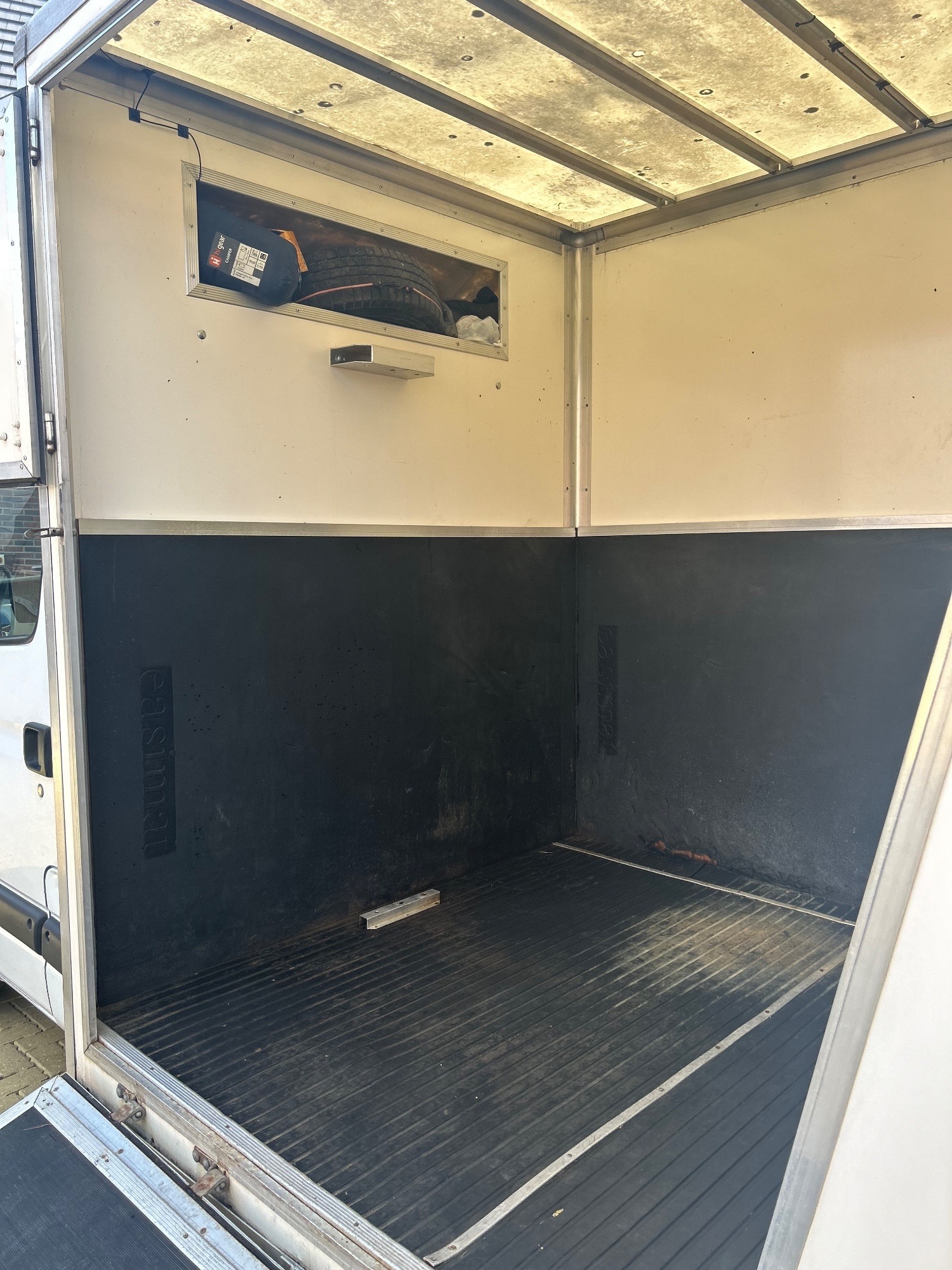 Horseboxes Up to 3.5 Tonnes - Custom  Renault Horsebox