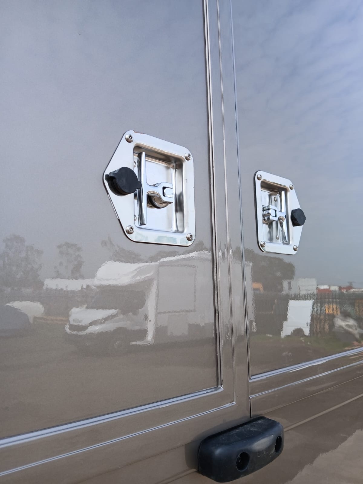 Horseboxes Up to 3.5 Tonnes - Foxy Stallion Vauxhall Horsebox in 