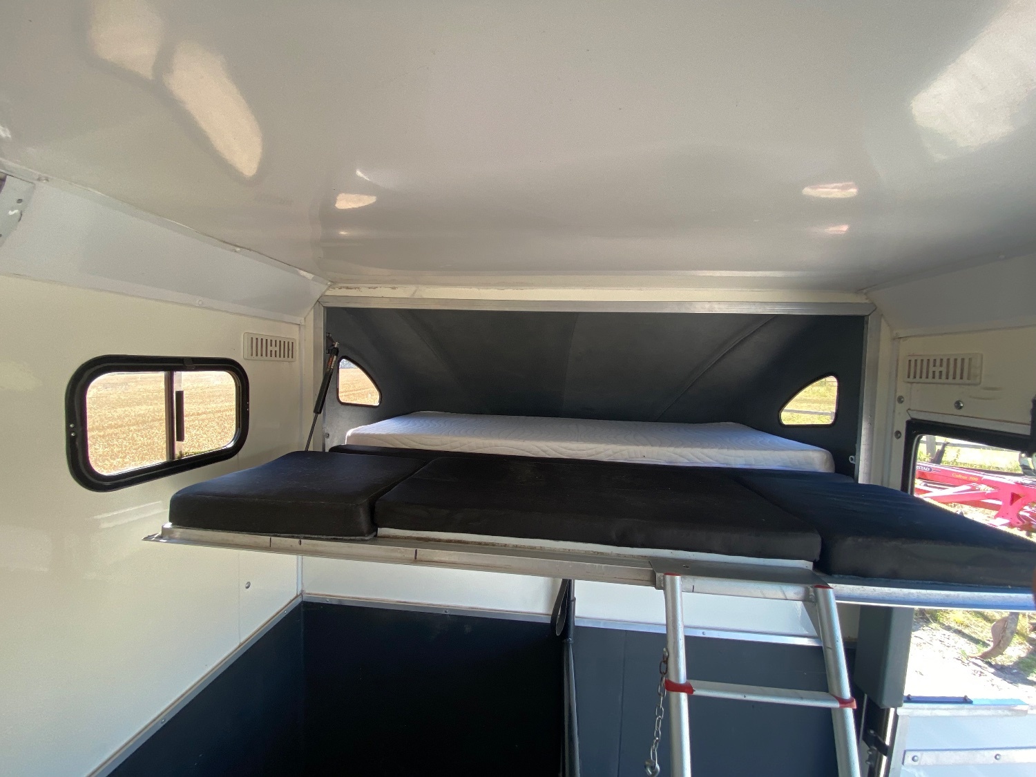 Horseboxes 3.6-7.5 Tonnes - Concept  Signature sleeper Renault Horsebox