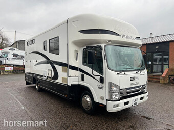 2017 Isuzu Forward Horsebox