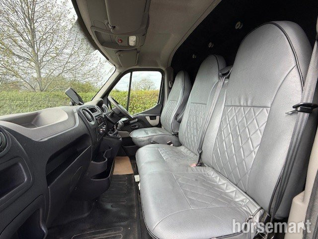 Stable Coachworks Long Stall Renault Horsebox 