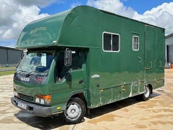 2012 Isuzu Stalled for 2 facing forward - Smart living - Horsebox