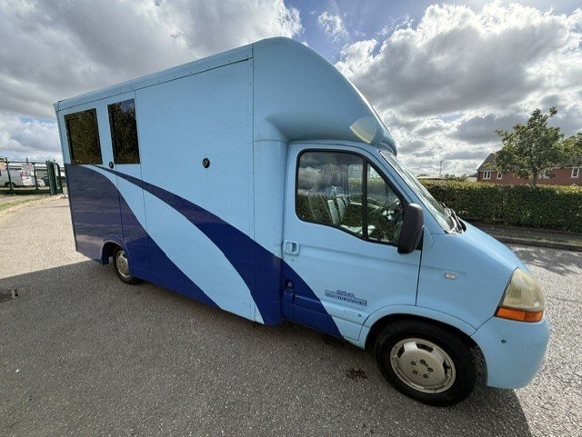 Horseboxes Up to 3.5 Tonnes - LM Coach builders Weekender Model Renault Master 3.5 ton  Horsebox