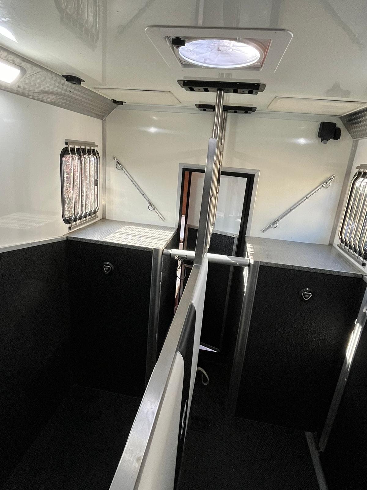 Bretherton Relay Citroen Horsebox - Horseboxes 3.6-7.5 Tonnes